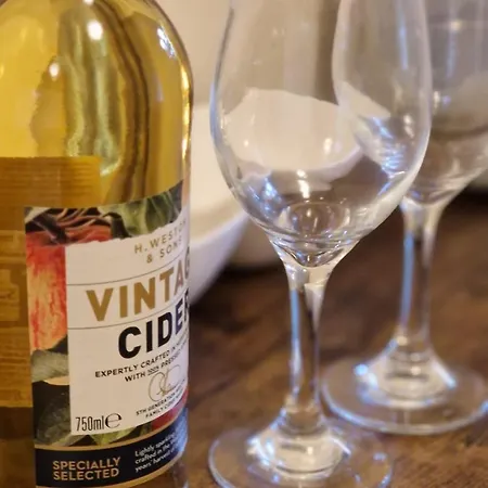 Bec Chambers-stone * Leeds (West Yorkshire)